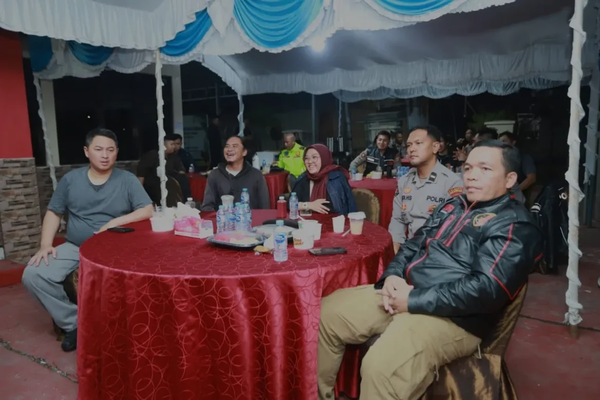 Plh Kapolresta Banjarmasin Kombes Pol Timbul Rein Krisman Siregar bersama jajaran, warga dan awak media saat mengikuti nonton bareng (nobar) pertandingan Piala Dunia 2026 usai patroli kamtibmas di Mapolsek Banjarmasin Timur, Minggu (14/6/2026) dini hari. (Foto: Istimewa)