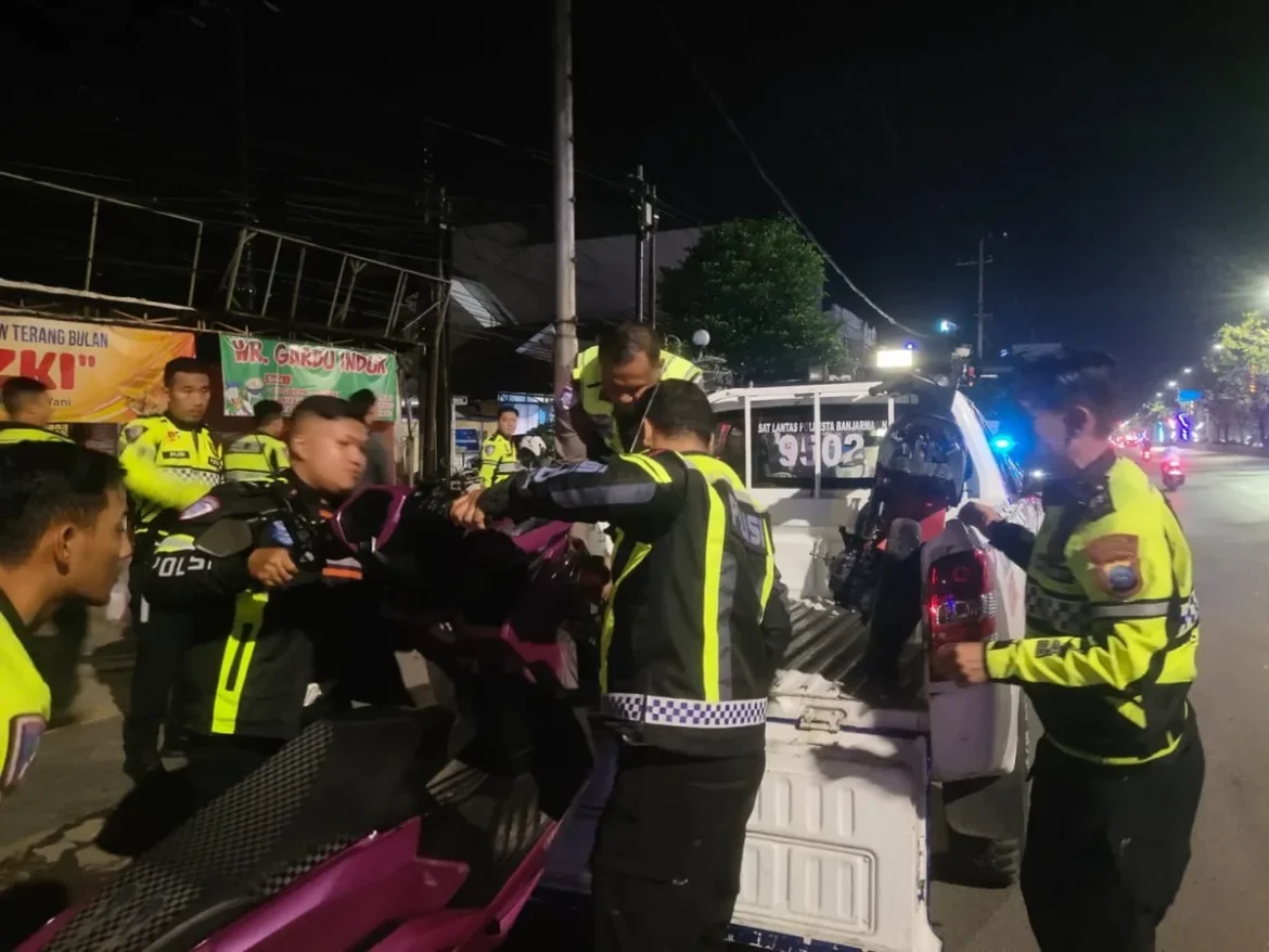 BALAP LIAR - Delapan unit sepeda motor diamankan petugas Polresta Banjarmasin saat patroli gabungan antisipasi balap liar di sejumlah titik rawan di Kota Banjarmasin, Minggu (14/6/2026) dini hari. (Foto: Istimewa)