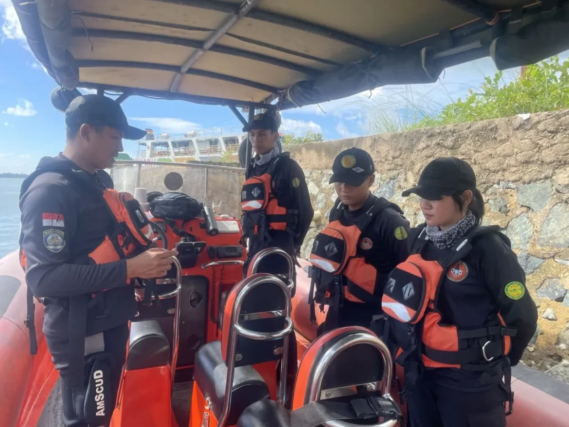 Tim SAR gabungan melakukan pencarian terhadap seorang nelayan yang dilaporkan hilang setelah terjatuh ke laut akibat insiden sambaran petir yang menimpa kapal nelayan di Perairan Senakin, Kabupaten Kotabaru, Minggu (14/6/2026). (Foto: Istimewa)