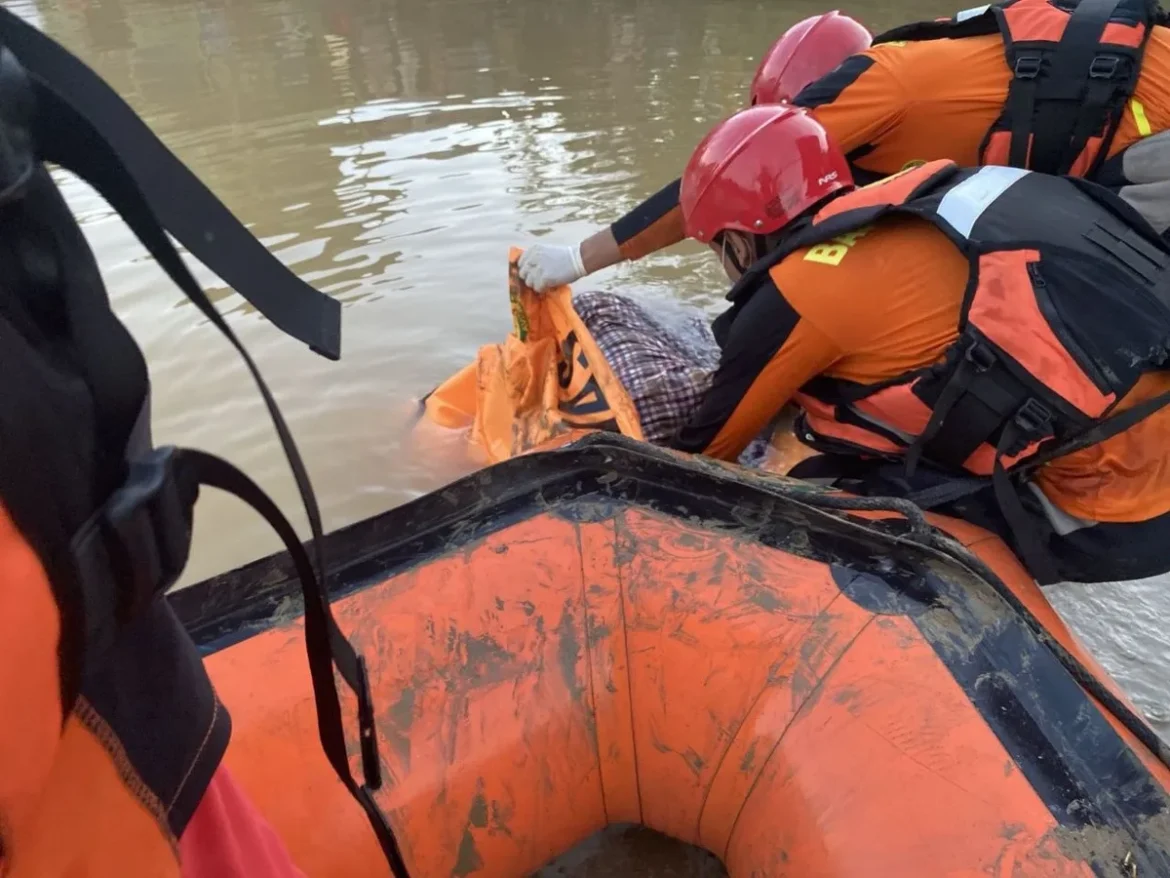 KORBAN TENGGELAM - Setelah korban tenggelam kedua ditemukan di Sungai Danau, Kecamatan Satui, Kabupaten Tanah Bumbu (Tanbu), Kalimantan Selatan (Kalsel), operasi pencarian resmi ditutup, Senin (15/6) sekitar pukul 06.05 WITA. (foto:istimewa)