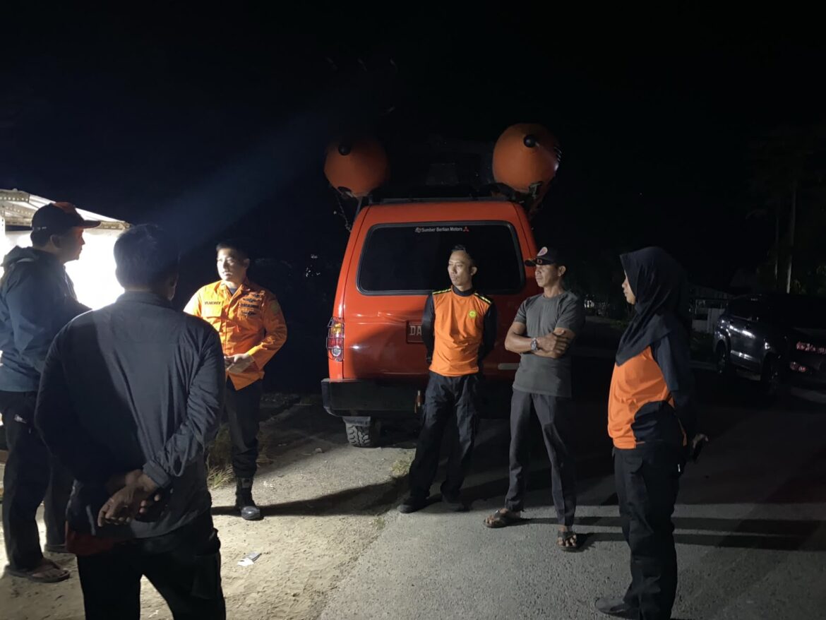 PENCARIAN KORBAN - Petugas SAR Batulicin saat melakukan pencarian terhadap korban yang diduga diterkam buaya di Sungai Desa Karang Bintang, Kecamatan Karang Bintang, Kabupaten Tanah Bumbu, Minggu (12/7) malam. (foto: istimewa)