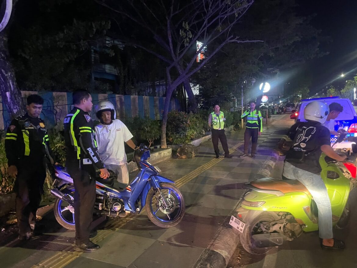 BALAP LIAR – Anggota Sat Lantas Polresta Banjarmasin menggelar razia balap liar di sejumlah ruas jalan Kota Banjarmasin, Minggu (12/7/2026) dini hari. Dalam operasi tersebut, puluhan pelanggar berhasil ditindak. (foto: istimewa)