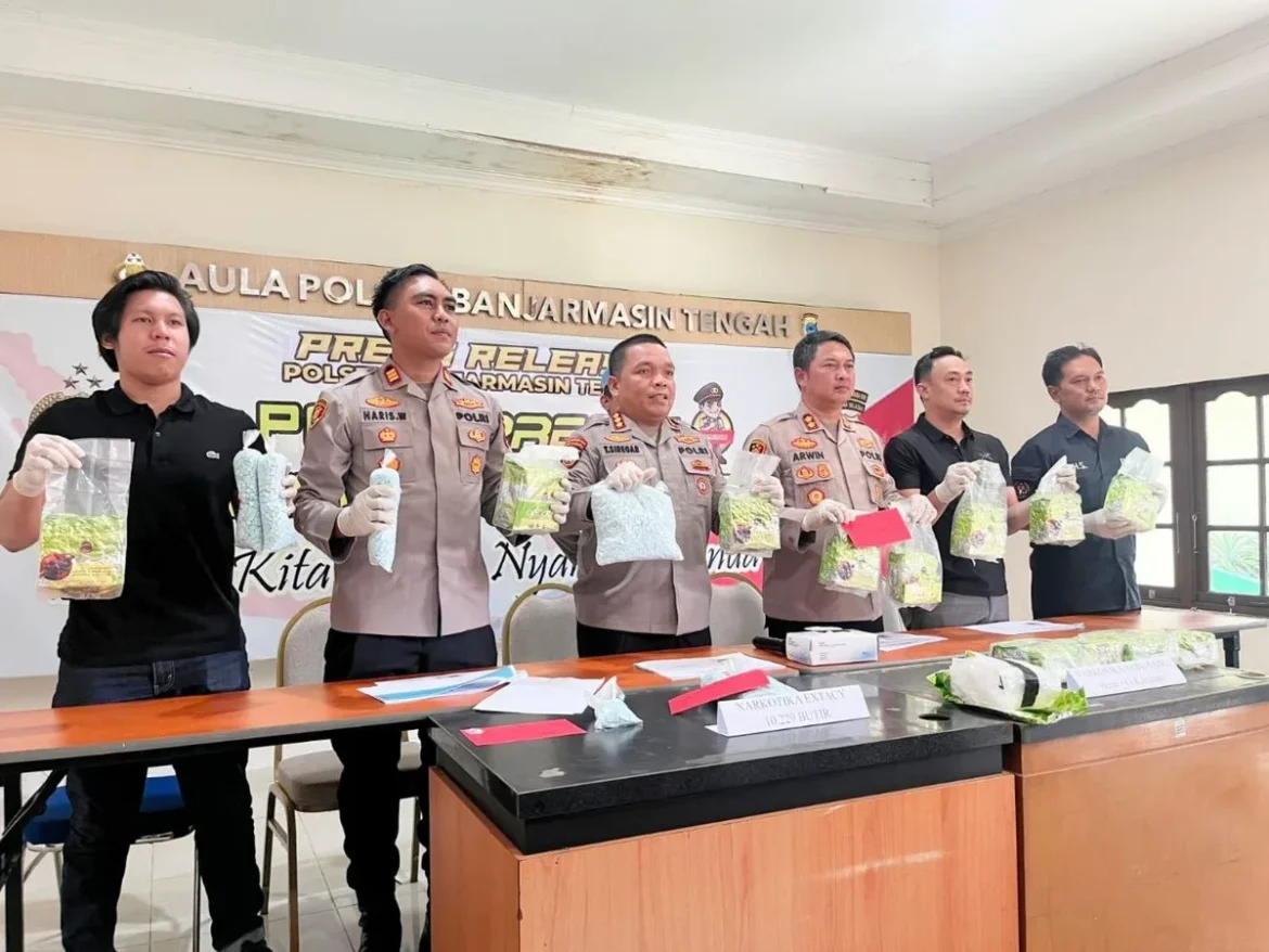 TEMUAN TERBESAR – Plh Kapolresta Banjarmasin Kombes Pol Timbul Rein Krisman Siregar didampingi jajaran saat menunjukkan barang bukti 13 kilogram sabu-sabu dan 10.229 butir pil ekstasi berlogo LV hasil pengungkapan jaringan narkotika di Barito Kuala. Pengungkapan ini menjadi sitaan narkotika terbesar di wilayah hukum Polresta Banjarmasin sepanjang 2026, Jumat (10/7/2026). (foto: sum/brt)