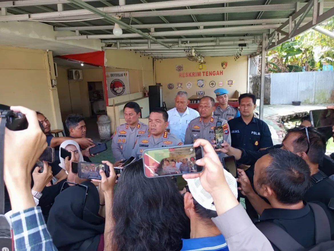KETERANGAN PERS – Plh Kapolresta Banjarmasin Kombes Pol Timbul Rein Krisman Siregar didampingi jajaran memberikan keterangan pers terkait pengungkapan kasus tabrak lari yang menewaskan petugas penyapu jalan di Jalan Brigjen Hasan Basry, Kayu Tangi Ujung, Jumat (10/7/2026). (foto: sum/brt)