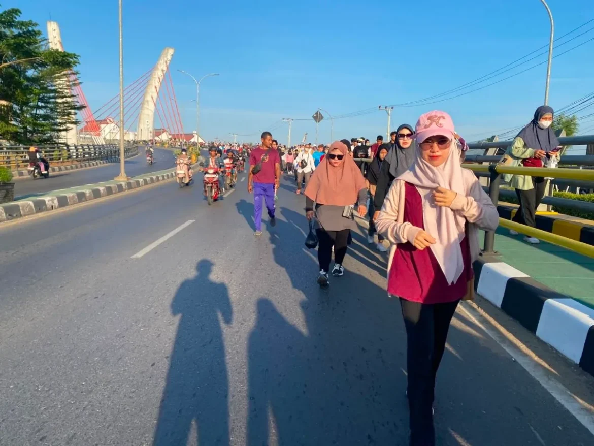 Peserta jalan sehat HUT ke-45 Uniska Banjarmasin.