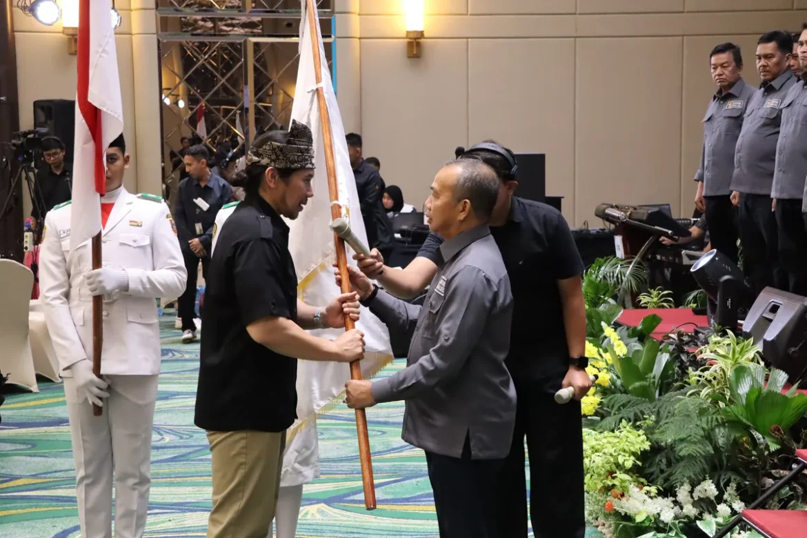 Ketua Umum KORMI Nasional, Adil Hakim, yang melantik langsung H. M. Syarifuddin sebagai Ketua KORMI Kalsel, Sabtu (11/7/2026) di Hotel Grand Maya Banjarbaru. (foto: ist/brt)
