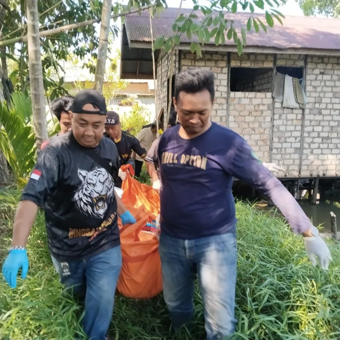 TEMUAN MAYAT - Petugas mengevakuasi jasad Badri (51) usai dilakukan olah tempat kejadian perkara oleh Tim Inafis Polres Banjar di rumah korban di Jalan Sungai Lulut Km 7,5 RT 09, Kecamatan Sungai Tabuk, Kabupaten Banjar, Senin (13/7/2026) pagi. (foto: sum/brt)