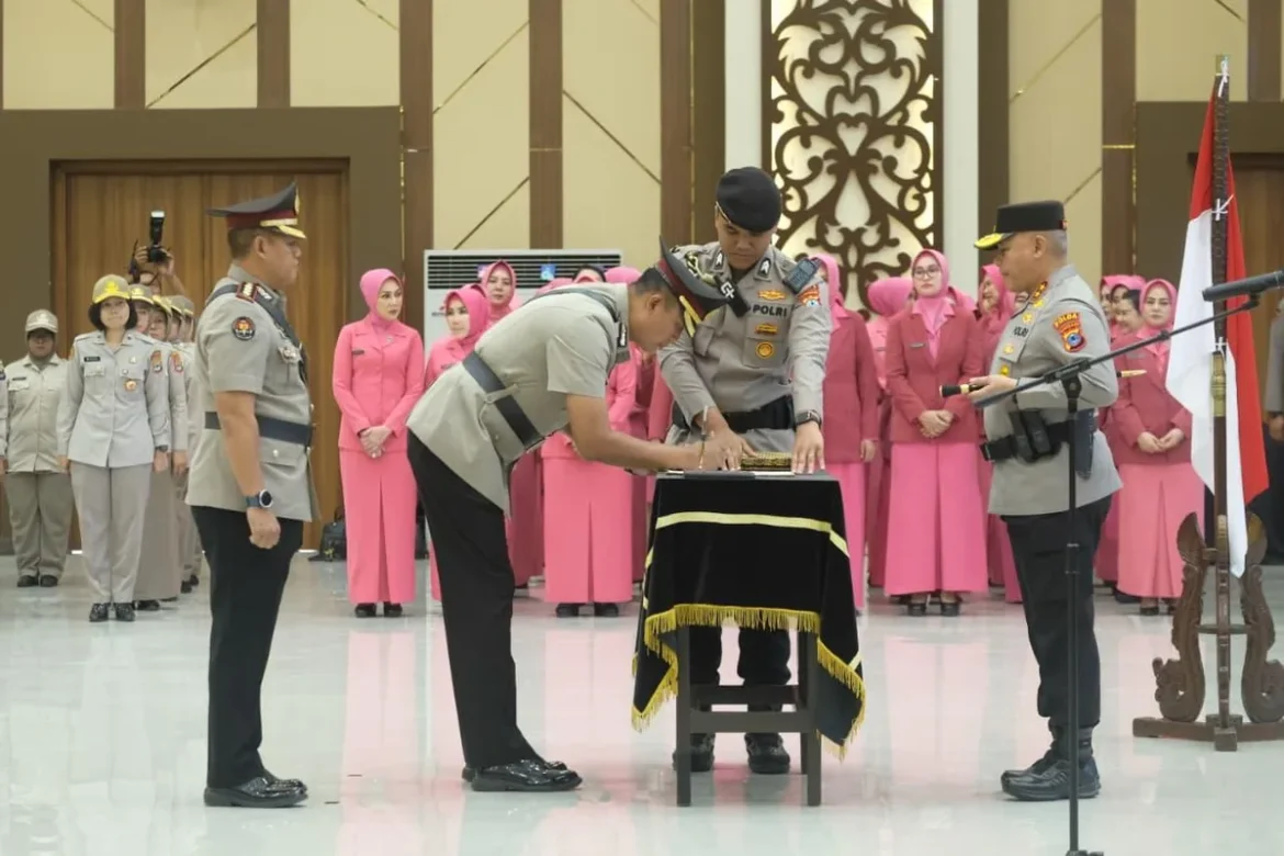 SERTIJAB PJU DAN KAPOLRES – Kapolda Kalimantan Selatan Irjen Pol Dr. Rosyanto Yudha Hermawan memimpin upacara serah terima jabatan (Sertijab) sembilan pejabat utama dan kapolres jajaran Polda Kalsel di Auditorium Polda Kalsel, Banjarbaru, Senin (13/7/2026). (foto: Iman Satria)