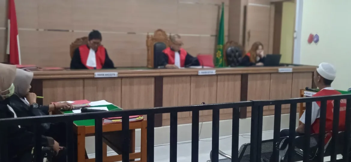 Foto : M.Ade Chandra saat mendengarkan putusan majelis hakim pada sidang di PN Banjarmasin. (foto: Filarianti)