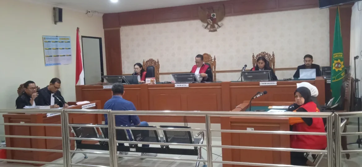 Sidang Emi Yuliana saat mendengarkan pembacaan tuntutan Jaksa Penuntut Umum di Pengadilan Negeri Banjarmasin, Senin (13/7/2026). (foto: Filarianti)