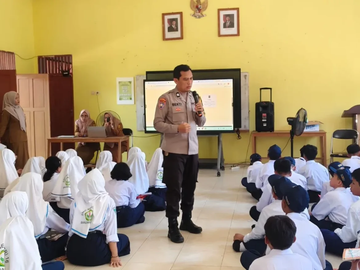 SOSIALISASI HUKUM – Bhabinkamtibmas Polresta Banjarmasin memberikan penyuluhan hukum kepada peserta didik baru saat kegiatan Masa Pengenalan Lingkungan Sekolah (MPLS) di SMPN 16 Jalan Simpang Limau, Kelurahan Sungai Lulut, Banjarmasin, Selasa (14/7/2026) pagi. (foto: istimewa)