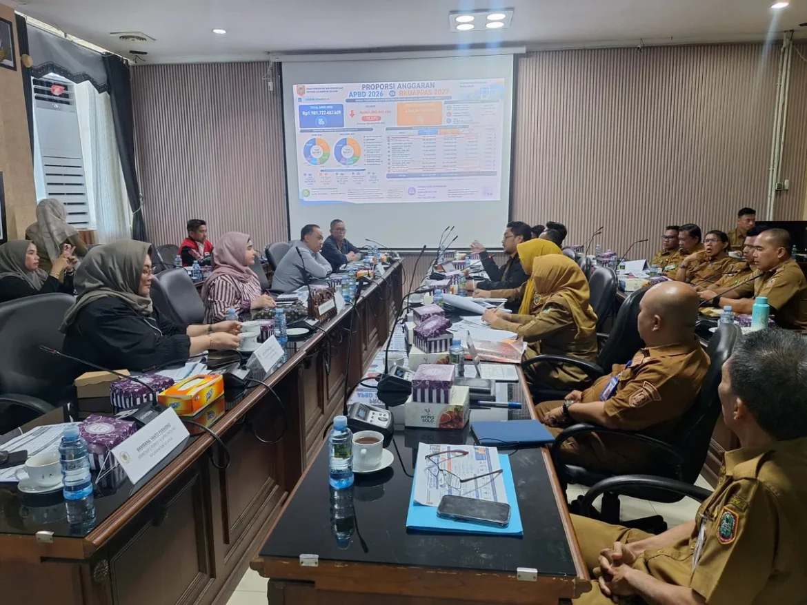 RAPAT KERJA-Komisi IV DPRD Provinsi Kalsel mengundang Disdikbud Provinsi Kalsel menggelar rapat kerja salah satunya membahas kekurangan tenaga pendidik jenjang SMA, SMK dan SLB se-Kalsel.(foto : ist)