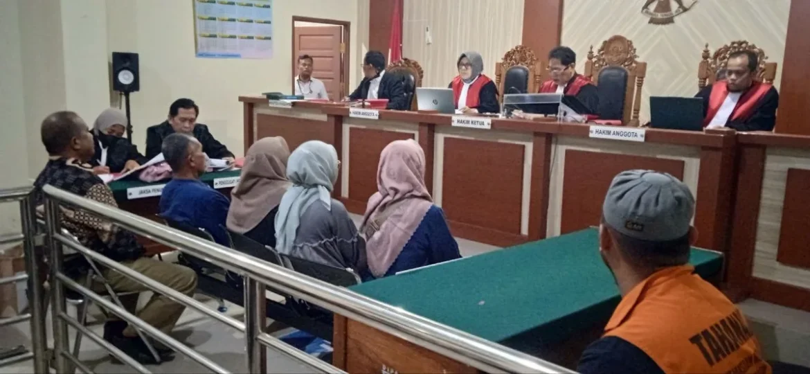 Jaksa menghadirkan beberapa saksi dalam perkara dugaan pembakaran rumah mertua yang dilakukan Fatur.