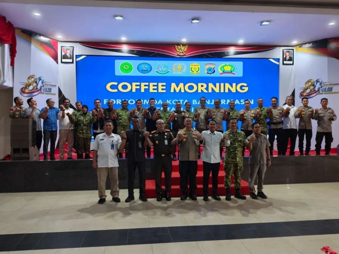 KOLABORASI FORKOPIMDA – Jajaran Forum Koordinasi Pimpinan Daerah (Forkopimda) Kota Banjarmasin berfoto bersama usai kegiatan Coffee Morning yang digelar di Aula Mathilda Batlayeri Mapolresta Banjarmasin, Rabu (16/7/2026). Kegiatan ini menjadi ajang memperkuat sinergi lintas instansi dalam mendukung program pemerintah dan menjaga kondusivitas daerah. (foto: istimewa)