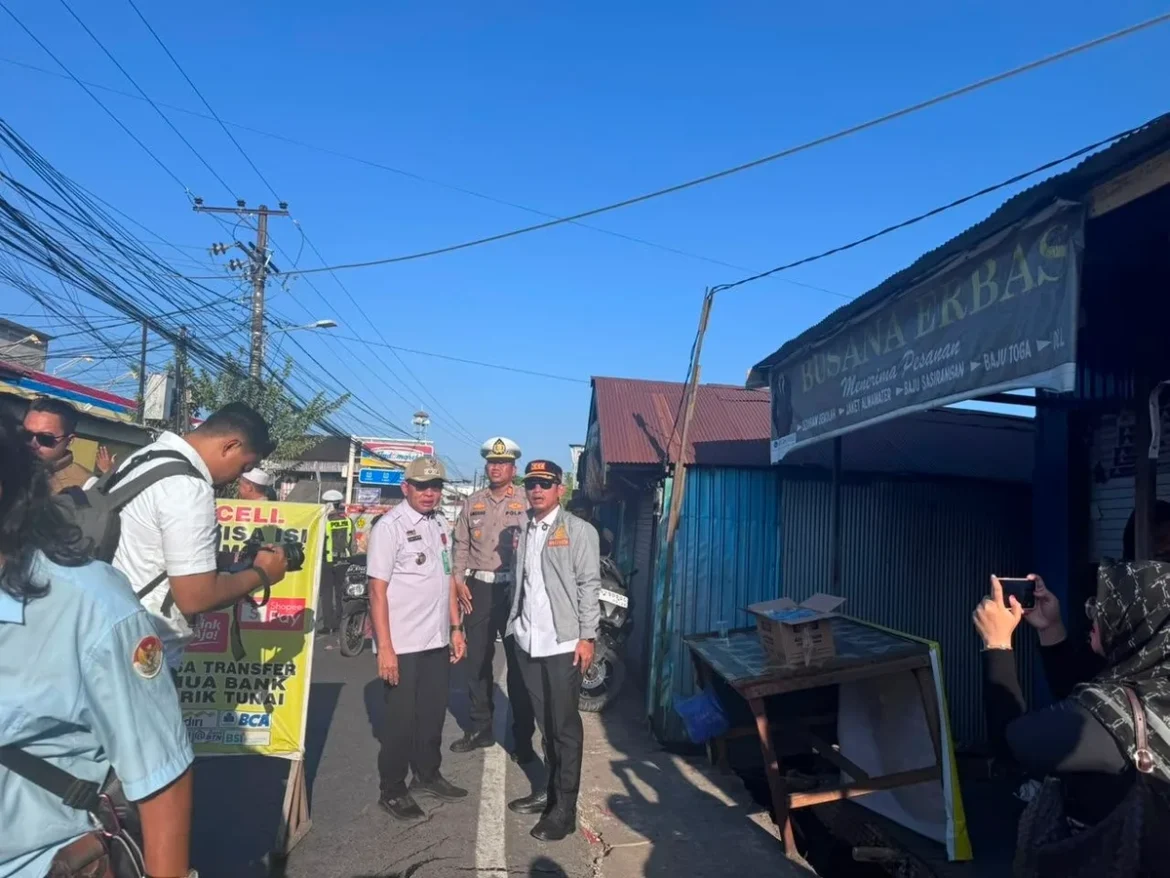 JALAN LONGSOR – Jalan Sungai Lulut Km 5,5 di depan Gang Unsur, dekat Sungai Gardu, Kelurahan Sungai Lulut, Kecamatan Banjarmasin Timur mengalami longsor sepanjang puluhan meter. Arus lalu lintas dialihkan, sementara mobil diarahkan melalui jalur Rahayu, Rabu (15/7/2026). (foto: istimewa)