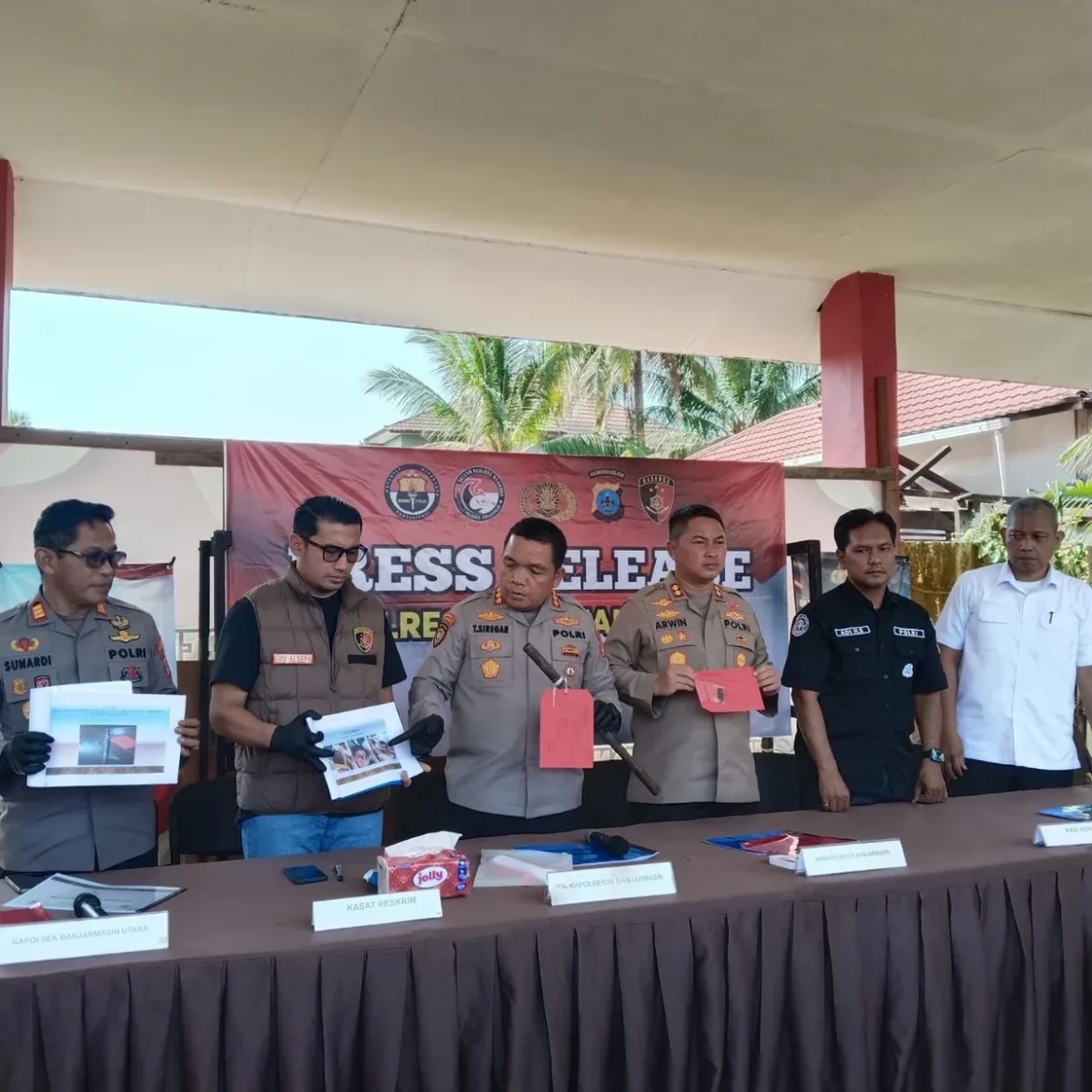 GELAR PERKARA - Plh Kapolresta Banjarmasin Kombes Pol Timbul Rein Krisman Siregar saat menggelar konferensi pers pengungkapan kasus penganiayaan yang mengakibatkan seorang pria meninggal dunia di Jalan HKSN, didampingi Wakapolresta, Kasat Reskrim, Kapolsek Banjarmasin Utara, dan Kasi Humas, Kamis (16/7/2026). (foto: ndy/brt)
