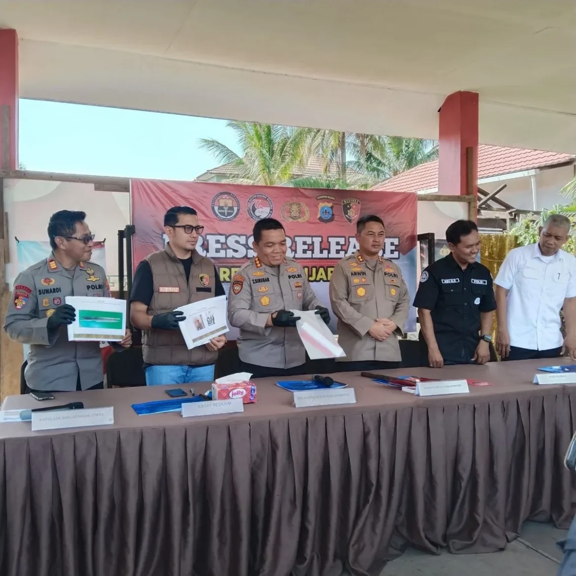 BARANG BUKTI - Plh Kapolresta Banjarmasin Kombes Pol Timbul Rein Krisman Siregar saat menggelar konferensi pers pengungkapan kasus penusukan di Sungai Miai Dalam, didampingi jajaran Polresta Banjarmasin, Kamis (16/7/2026). (foto: ndy/brt)