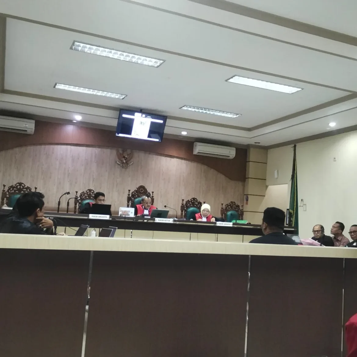 Saksi Hendri yang merupakan ajudan mantan Kajari HSU Albertinus saat memberikan kesaksiannya di hadapan majelis hakim Pengadilan Tipikor Banjarmasin. (Foto: Filarianti)