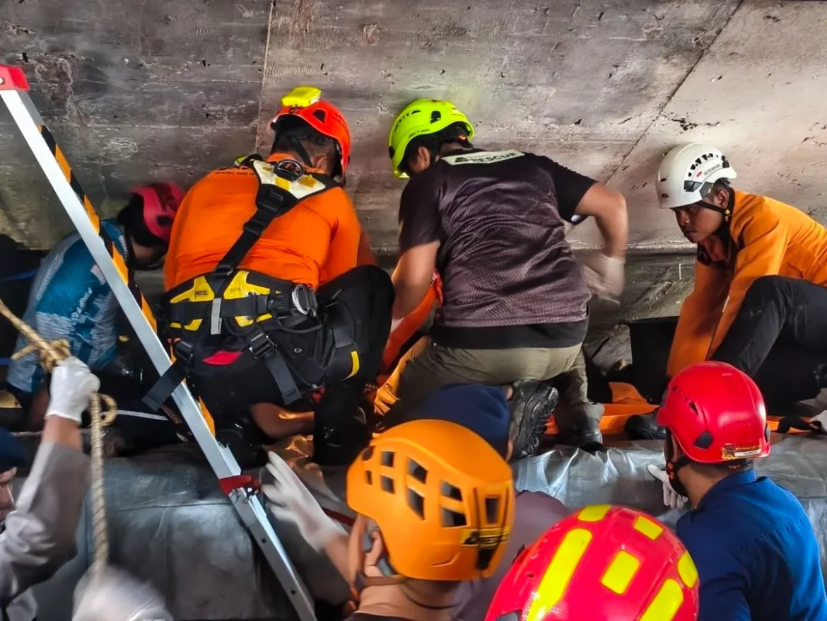 EVAKUASI KORBAN - Tim SAR Gabungan saat mengevakuasi korban yang tercebur ke dalam sumur di Kelurahan Guntung Manggis, Kota Banjarbaru, Jumat (17/7/2026). (foto: istimewa)