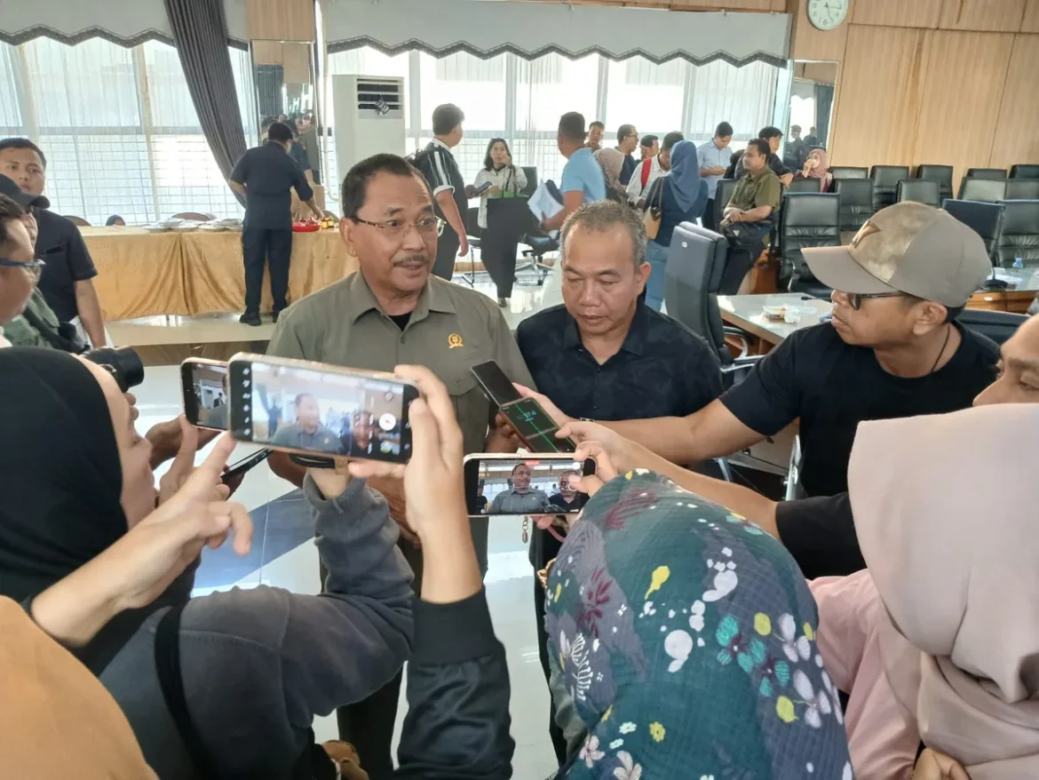 SAMPAIKAN KESEPAKATAN-Ketua TAPD Kalsel H Muhammad Syarifuddin bersama Ketua DPRD Kalsel H Supian HK menyampaikan hasil kesepakatan sementara dari rapat rancangan KUA PPAS 2027 untuk pendapatan daerah Rp8 triliun.(foto : sophan/brt)