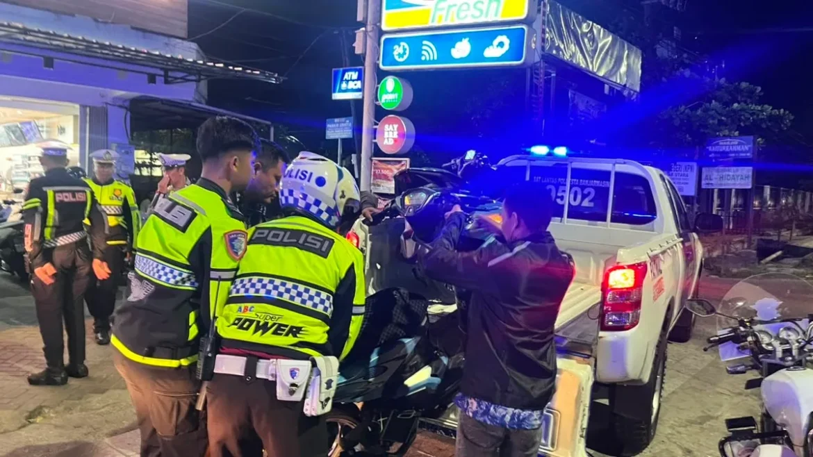 BALAP LIAR - Anggota Satlantas Polresta Banjarmasin saat menggelar patroli dan penindakan terhadap kendaraan yang diduga terlibat balap liar di sejumlah titik rawan, Sabtu (18/7/2026) dini hari. (foto: istimewa)