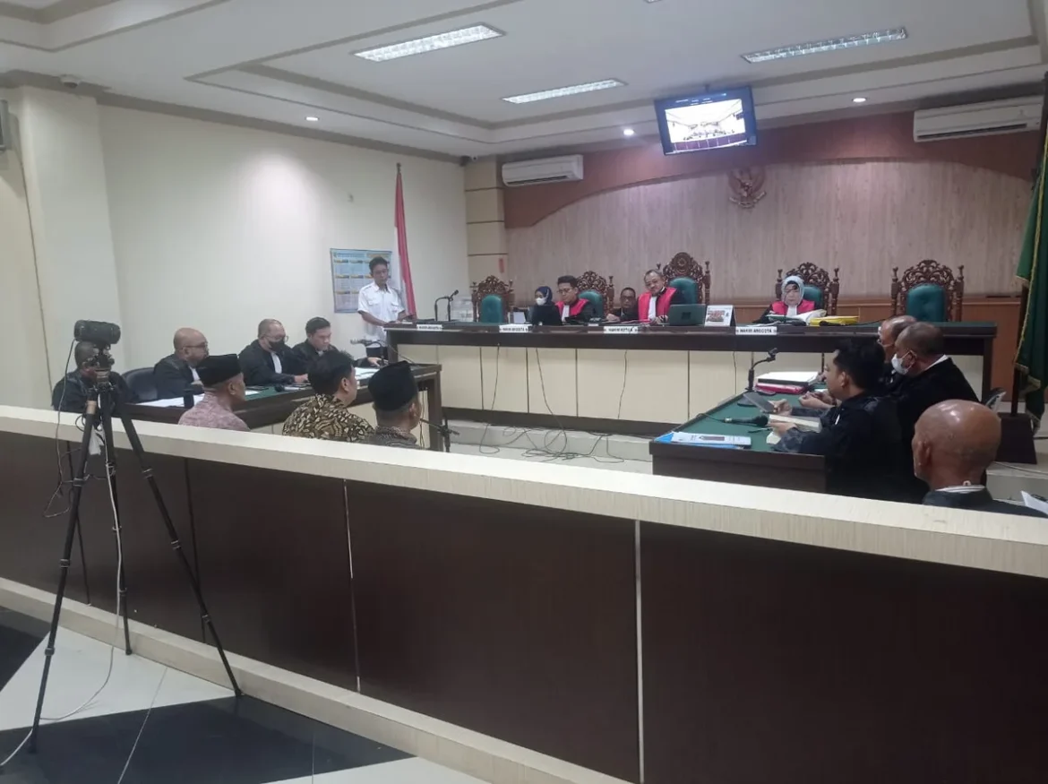 Ketiga terdakwa saat mengikuti sidang dengan agenda pemeriksaan saksi mahkota di Pengadilan Tipikor Banjarmasin, Senin (20/7/2026).