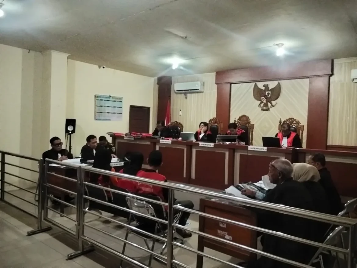 Tiga pelaku pengeroyokan saat diperiksa sebagai terdakwa di hadapan majelis hakim yang diketuai Fidiawan Satriantoro SH MH dalam sidang di Pengadilan Negeri Banjarmasin.