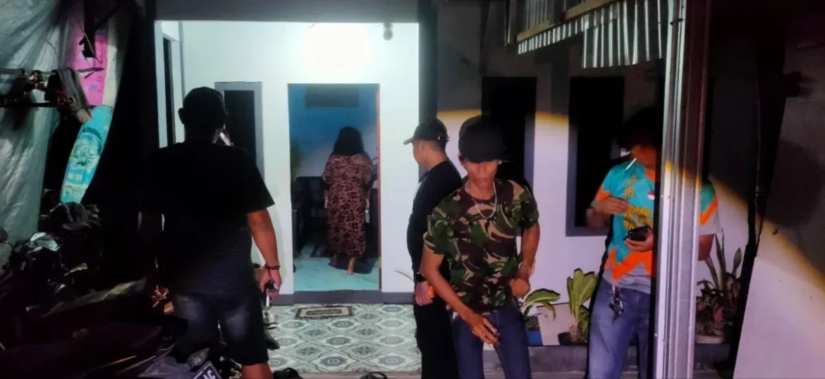 SEPAKAT DAMAI – Kapolsek Banjarmasin Selatan Kompol Christugus Lirens bersama anggota memediasi perselisihan dua warga di Jalan Teluk Masjid RT 10 RW 02, Kelurahan Mantuil, Kecamatan Banjarmasin Selatan. Kedua belah pihak sepakat menyelesaikan permasalahan secara damai, Senin (20/7/2026). (foto: istimewa)
