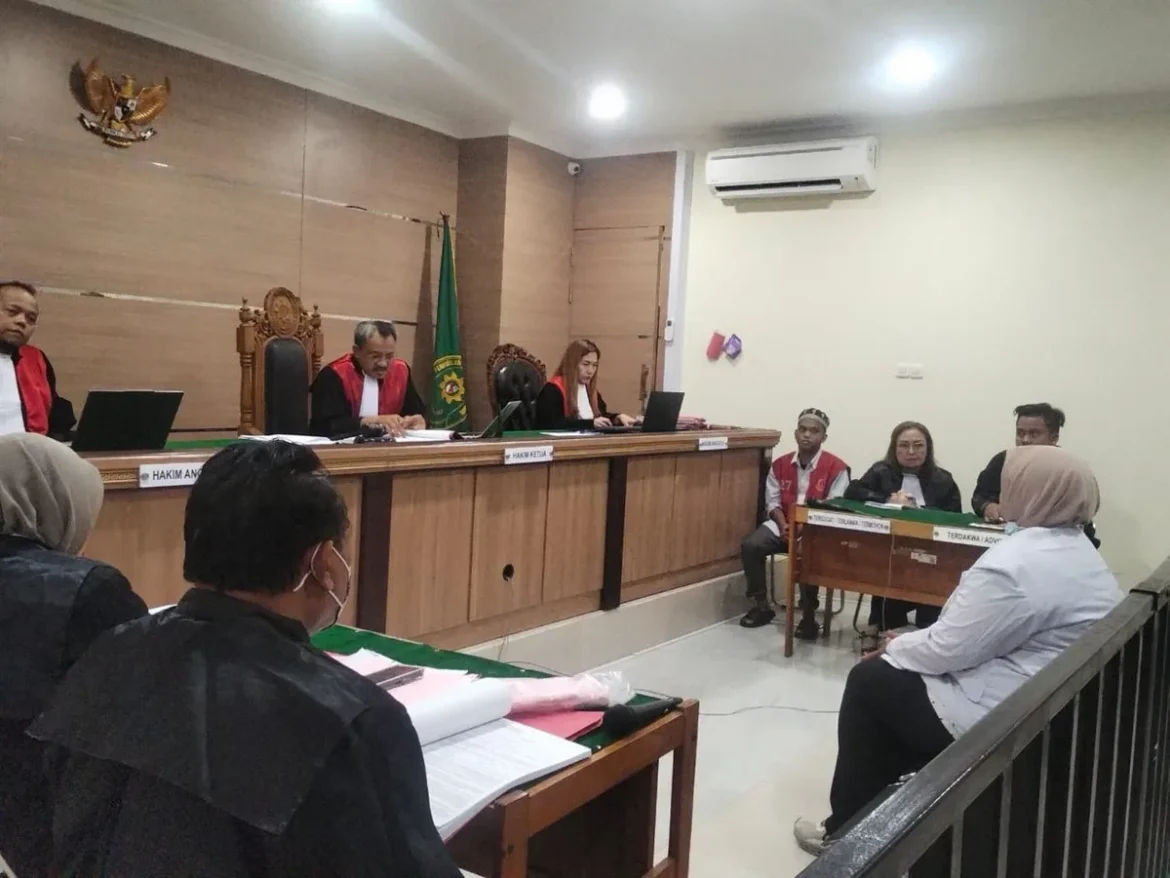 Saksi ahli, dokter forensik RSUD Ulin dan RS Bhayangkara Banjarmasin dr. Lia Yulia saat memberikan keterangan di hadapan majelis hakim dalam sidang perkara dugaan pembunuhan Abdul Gafur di Pengadilan Negeri Banjarmasin.