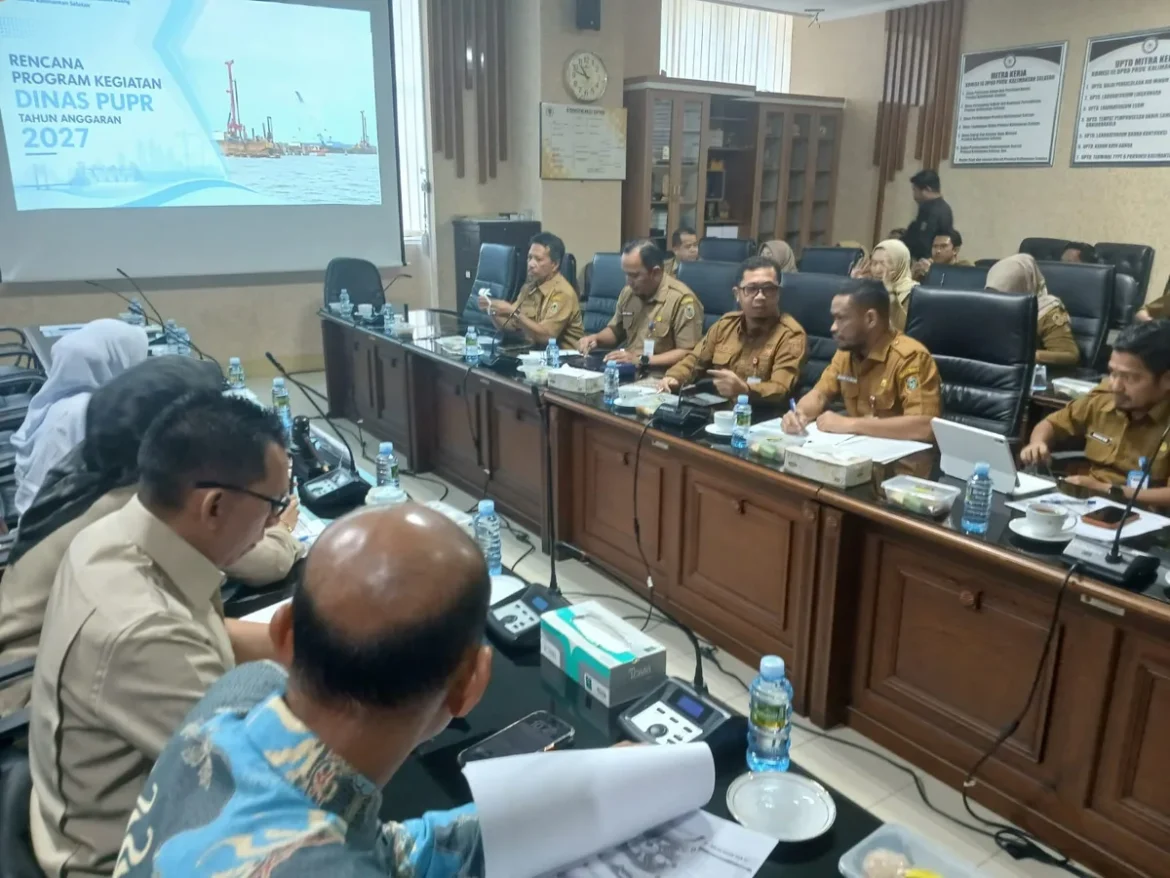 ANGGARAN 2027-Dinas PUPR Provinsi Kalsel rapat kerja dengan Komisi III DPRD Provinsi Kalsel membahas pagu anggaran 2027 yang mengalami pemangkasan.(foto : sophan/brt)