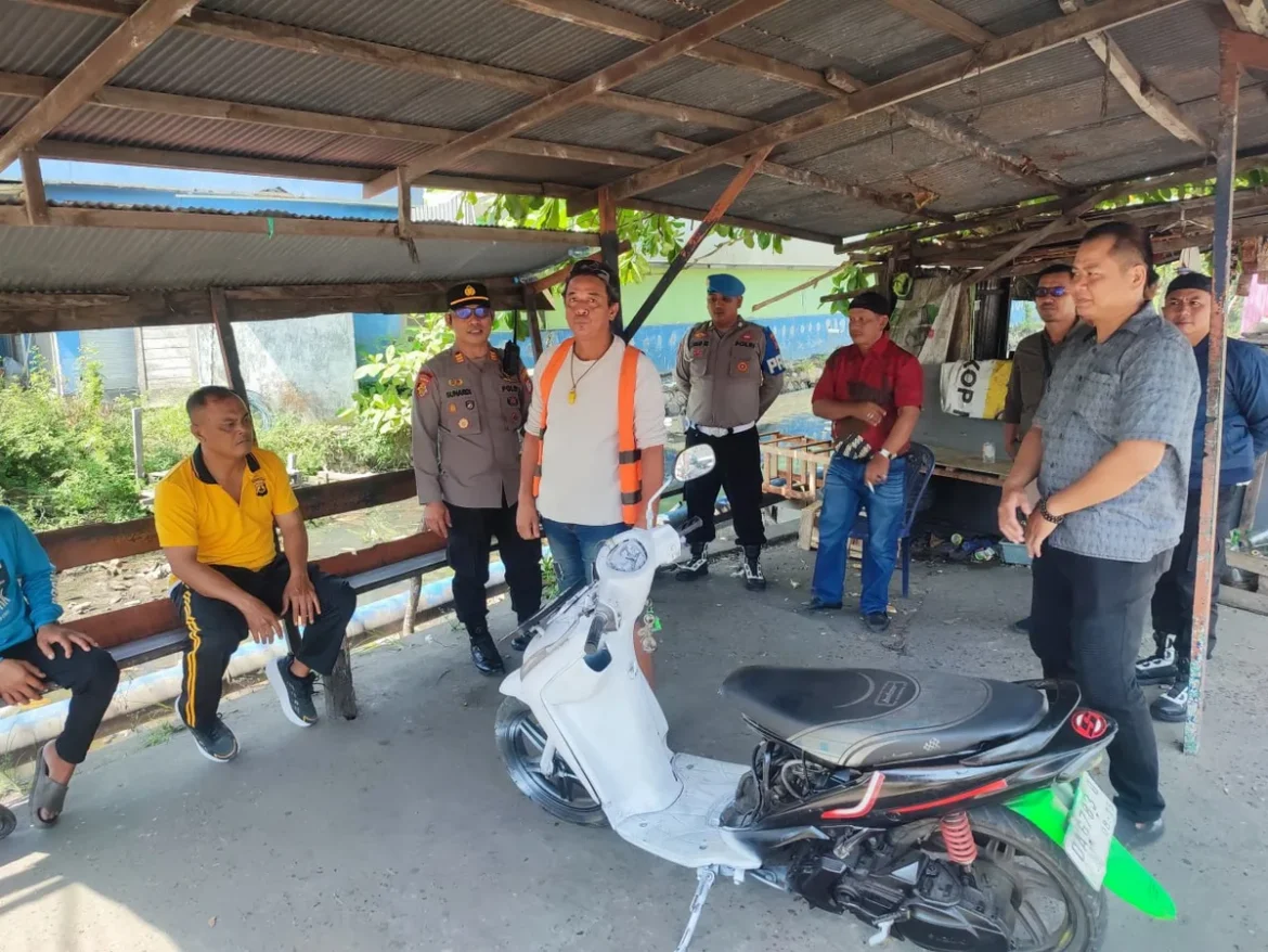 SAMBANGI OJEK - Pangkalan ojek yang ada di kawasan Sungai Miai menjadi salah satu lokasi Patroli Humanis Kapolsek Banjarmasin Utara AKP Sunardi bersama jajarannya, Selasa (21/7/2026) pagi. (foto:istimewa)
