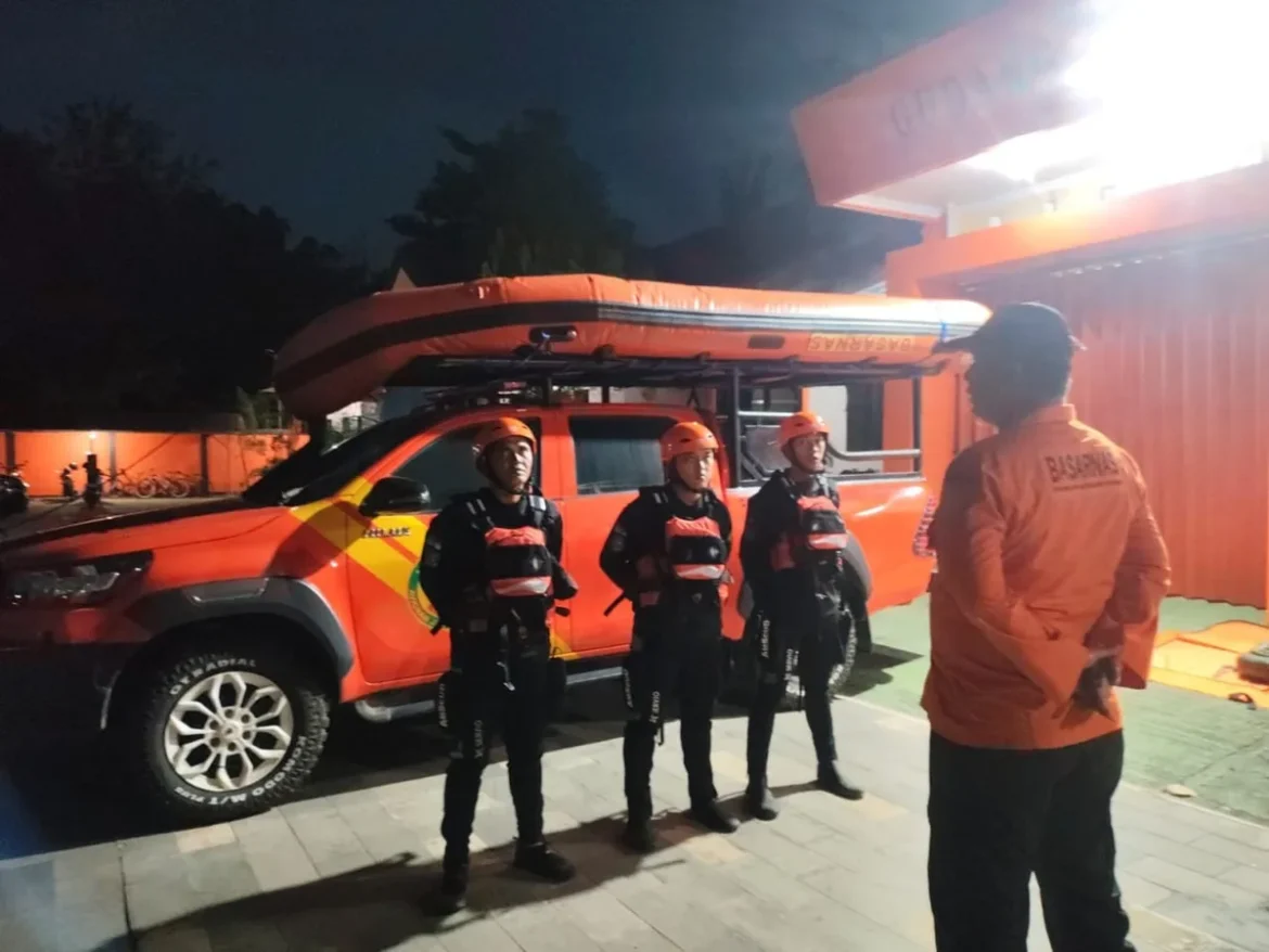 LAKSANAKAN PENCARIAN - Anggota Basarnas Banjarmasin saat persiapan melakukan pencarian Seorang Pria yang Diduga Tenggelam di Sungai Martapura, Selasa (21/7/2026).(foto:istimewa)