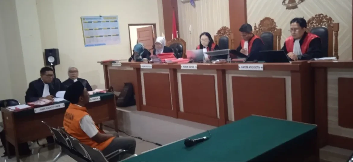 Terdakwa Muhammad Rafik Ghozali saat menjalani sidang perdana dengan agenda pembacaan surat dakwaan di Pengadilan Negeri Banjarmasin.