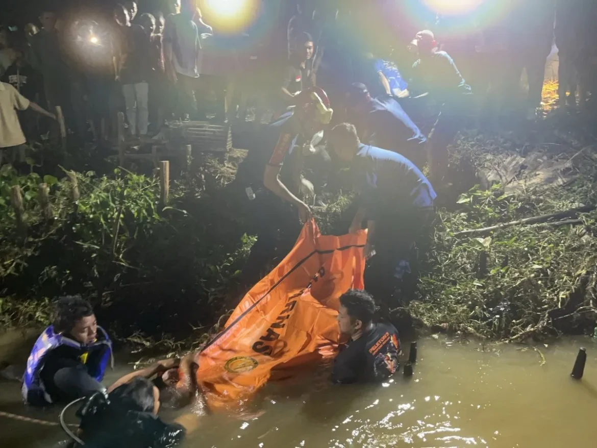 KORBAN DITEMUKAN - Pria tenggelam di Sungai Martapura Kecamatan Sungai Tabuk Kabupaten Banjar ditemukan oleh Tim gabungan SAR dann relawan lainnya, Selasa (22/7) dini hari. (foto: