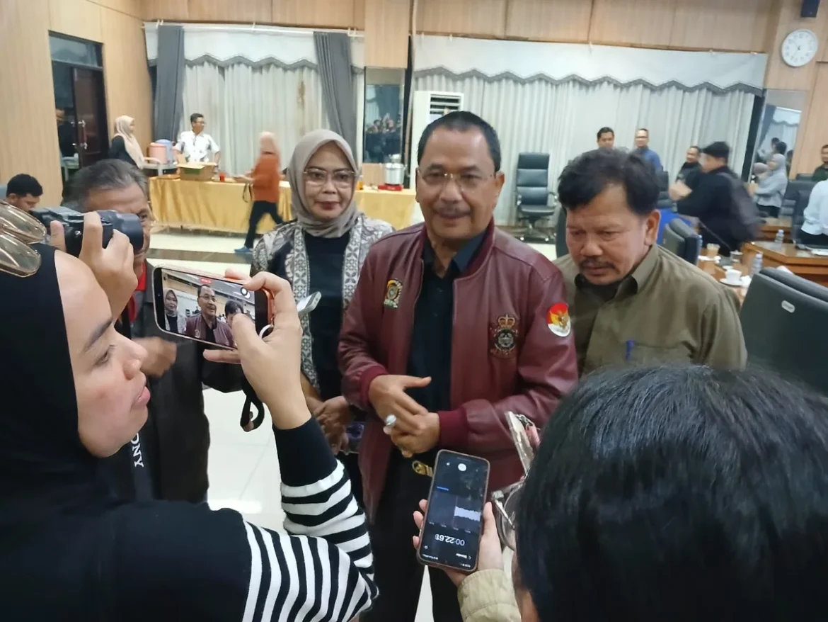 POSTUR APBD-Ketua Banggar DPRD Provinsi Kalsel Dr H Supian HK, SH, MH bersama Sekretaris TAPD Provinsi Kalsel Fatkhan menjelaskan postur APBD Kalsel saat pembahasan Pos Belanja KUA-PPAS Tahun Anggaran 2027.(foto : sophan/brt)