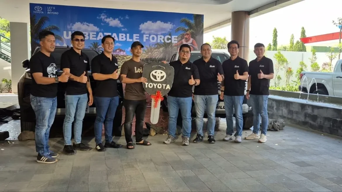 Peluncuran Toyota New Hilux oleh jajaran manajemen di halaman depan hotel Grand Maya by ARTOTEL, Banjarbaru, Rabu (22/7/2026). (Foto:tya/brt).