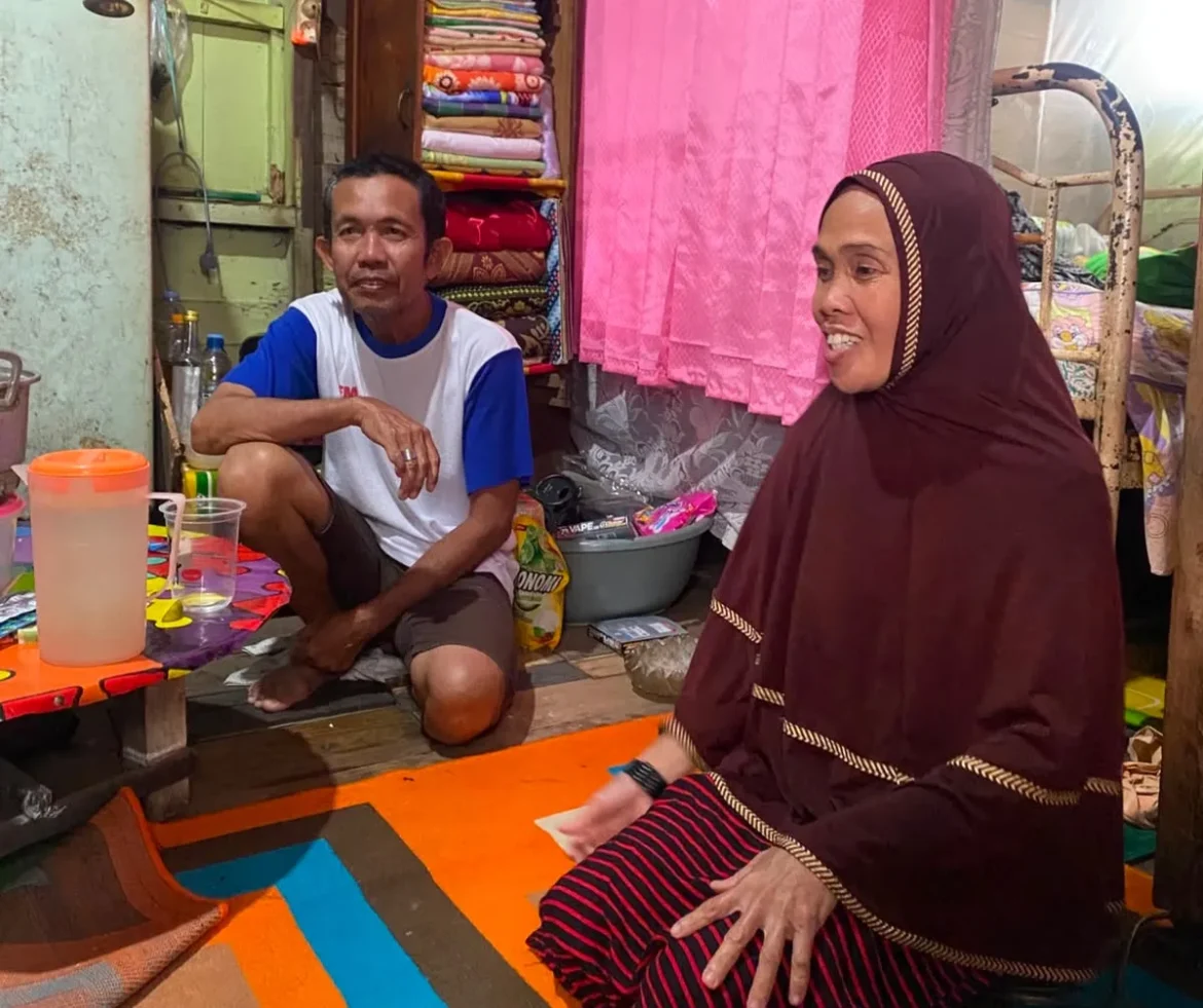 Pasangan Junaidi dan Rusnah yang ditinggal di rumah reot tak miliki WC.