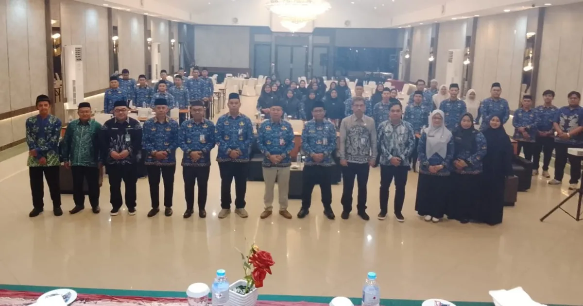Sekretaris Daerah Provinsi Kalsel, H Muhammad Syarifuddin bersama peserta dan pemateri pemusatan latihan kafilah MTQ ke VIII di Sulawesi Selatan, Kamis (23/07) di Banjarmasin. (foto slm/brt)