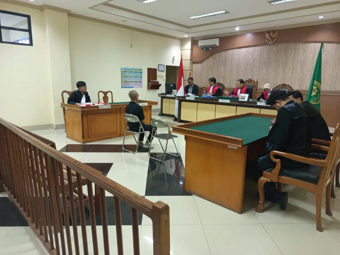TERDENGAR TUNTUTAN – Terdakwa Umar Bawi dan Rusdin SH mendengarkan pembacaan tuntutan Jaksa Penuntut Umum (JPU) dalam sidang dugaan korupsi proyek pembangunan lapangan futsal Kabupaten Balangan di Pengadilan Tipikor Banjarmasin. (Foto: Istimewa)