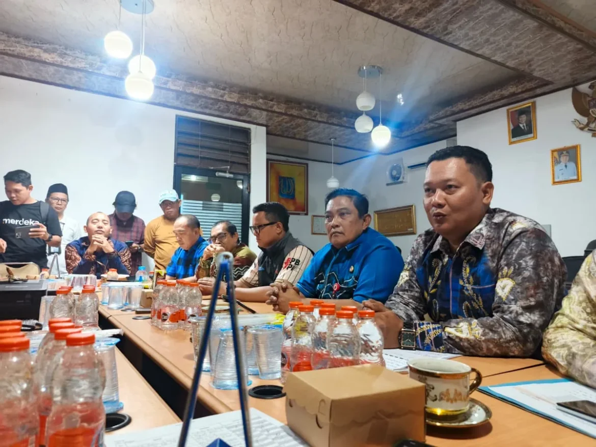 Kepala SMAN 2 Banjarmasin Muhdi Harto (tengah) didampingi Kepala Dinas Pendidikan dan Kebudayaan Kalsel H. Abdul Rahim dan perwakilan Dispora Kalsel saat menggelar keterangan pers terkait penyelesaian kasus siswa atlet KKO yang sempat tidak naik kelas. (foto: Tolah/brt)