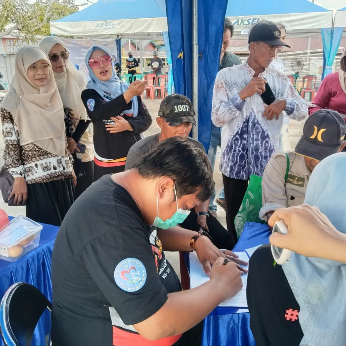 TINJAU CKG - Plt Kepala Dinas Kesehatan Banjarmasin Dr Dwi Atmi Suliwastuti, MM saat didampingi Plt Kepala Puskesmas Mantuil Veny meninjau CKG di Jembatan Bromo, Sabtu (25/7/2026).(foto : sum/brt)
