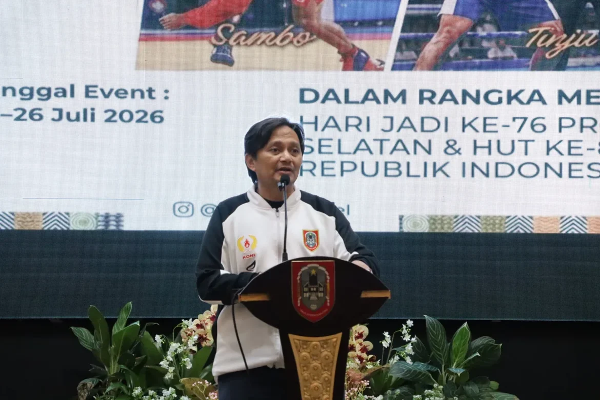 Wakil Gubernur Kalsel, Hasnuryadi Sulaiman, saat membuka Festival Tiga Cabang Olahraga (Cabor) memeriahkan Hari Jadi ke-76 Provinsi, Jumat (24/7/2026) malam di Gedung Mahligai Pancasila, Banjarmasin. (foto: Tolah/brt)