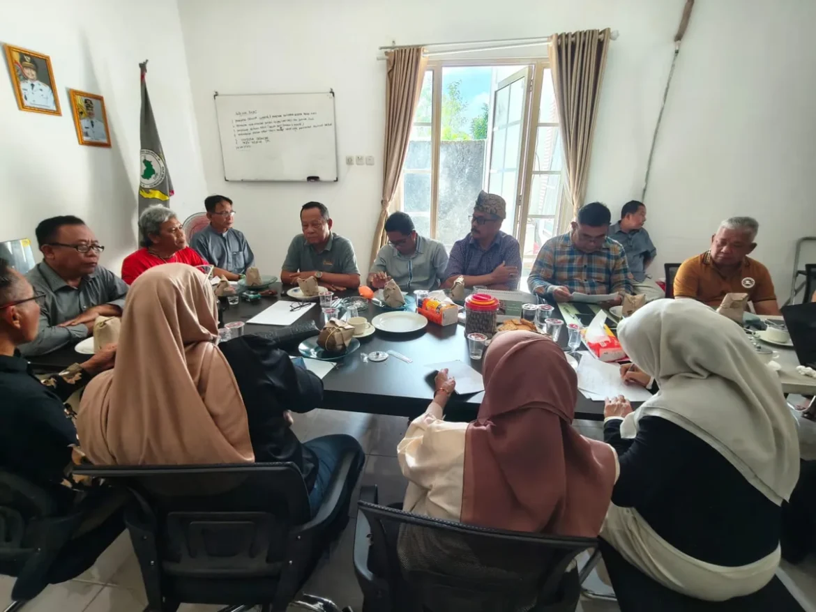 RAPAT KONSOLIDASI – Ketua DPD Organisasi Rakyat Indonesia (ORI) Provinsi Kalimantan Selatan, Sulkan SH MM memimpin rapat konsolidasi didampingi Wakil Ketua Dr H Akhmad Murjani SH MH dan Sekretaris Adv. Bujino A. Salan SH MH di Kertakhanyar, Kabupaten Banjar, Sabtu (25/7/2026). (Foto: Istimewa)