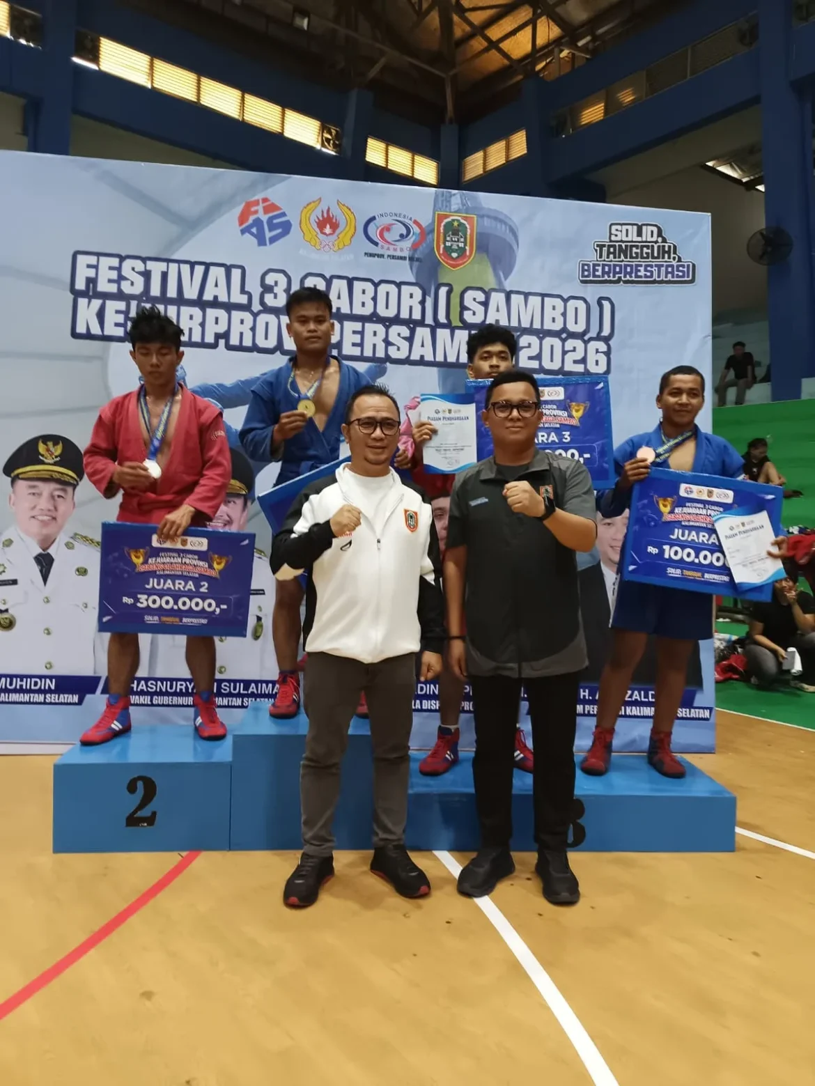 Pengalungan medali para pemenang Kejurprov dan Festival Sambo Kalsel 2026. (foto: Tolah/brt)