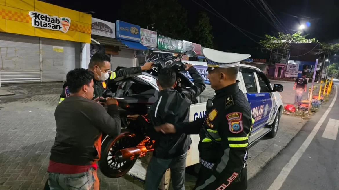 BALAP LIAR – Sejumlah sepeda motor diamankan petugas Satlantas Polresta Banjarmasin dalam operasi penertiban balap liar di sejumlah ruas jalan Kota Banjarmasin, Sabtu (25/7/2026) dini hari. (Foto: Istimewa)