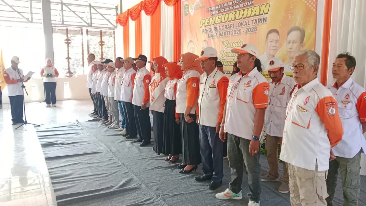 PENGUKUHAN PENGURUS - Ketua ORARI Lokal Tapin Old Man Sumantri (YB7KLT) saat mengukuhkan pengurus Lokal Tapin Masa Bakti 2025-2028 di Kota Rantau, Ahad (26/7/2026) pagi.(foto : ist)