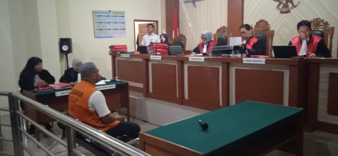 Terdakwa percobaan pembakaran rumah Fathurrahman saat mendengarkan tuntutan JPU pada sidang di PN Banjarmasin (Foto Filarianti)
