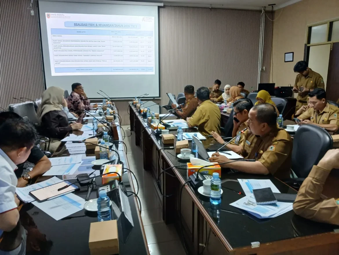 BAHAS PROGRAM-Komisi IV DPRD Provinsi Kalsel menggelar rapat kerja dengan Dinas Sosial Provinsi Kalsel membahas program kerja tahun 2026 dan rencana di tahun 2027.(foto : sophan/brt)