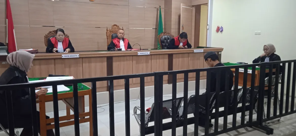 JPU Nisa Handayani SH membacakan surat tuntutan terhadap terdakwa Agung Laksono dalam sidang di Pengadilan Negeri Banjarmasin yang dipimpin Ketua Majelis Hakim Indra Mainantta Vidi SH MH, Senin (27/7/2026).