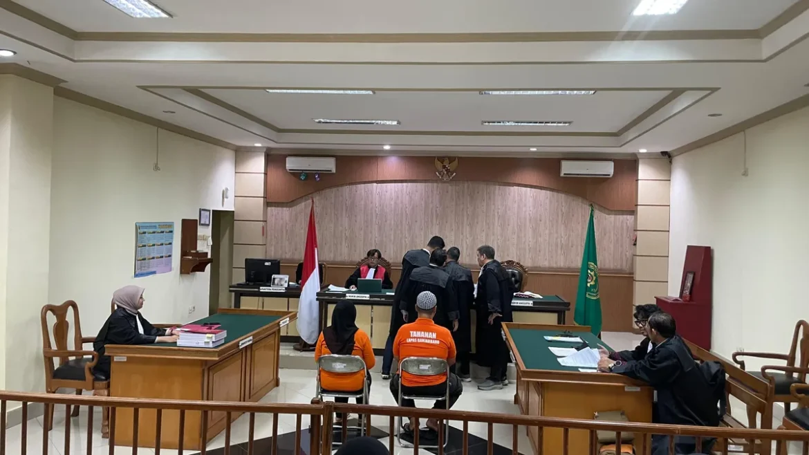 Penasehat hukum kedua terdakwa Anisa Septini dan Oki Rezki Gondanawa saat memperlihatkan keterangan surat sah kepengecaraan kepada majelis hakim.